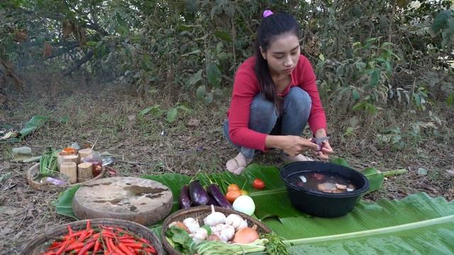 Изумительная кулинария жареной курицы с овощным рецептом салата - Удивительное видео смотреть онлайн