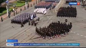 У женщины мичмана на параде слетела туфелька