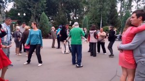 БЕЛЫЕ ТУМАНЫ, СЕРЫЕ ДОЖДИ! ТАНЦЫ В ПАРКЕ ГОРЬКОГО ХАРЬКОВ.mp4