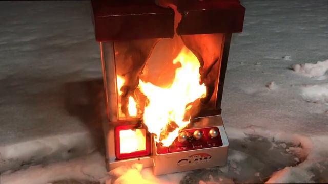 ★EXPERIMENT Glowing 1000 Degree KNIFE vs CLAW MACHINE & Arcade Game Prizes!! смотреть онлайн