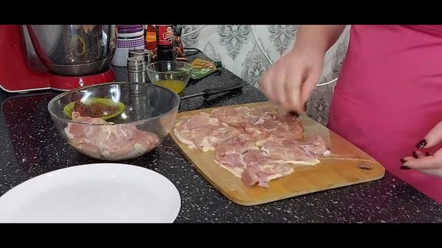 Рулетики из куриного бедра с двумя видами начинки. смотреть онлайн