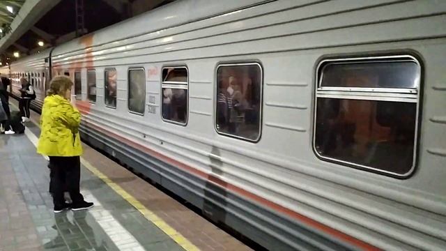 Москва. Поезд №30 Москва - Санкт-Петербург на Ленинградском вокзале. смотреть онлайн