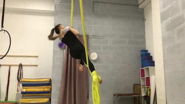 Aerial silks tutorial for amateurs//Воздушные полотна для новичков смотреть онлайн