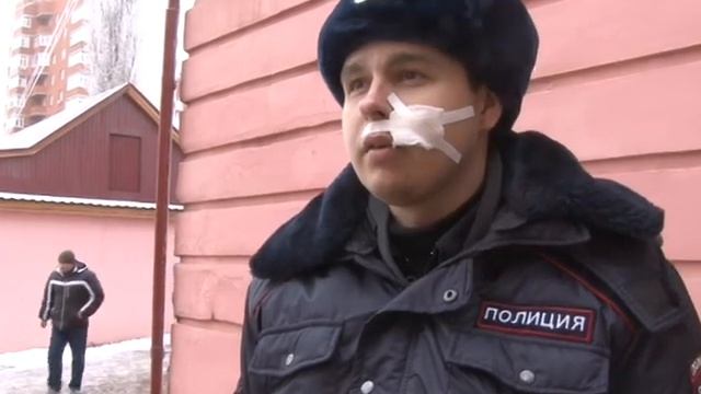 В ходе потасовки с хулиганами пострадал полицейский смотреть онлайн