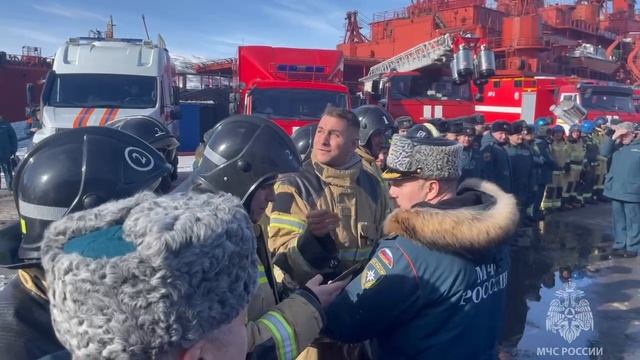 Глава МЧС России Александр Куренков поблагодарил участников арктических учений смотреть онлайн