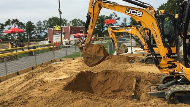 Digging With Real Excavator | Heavy Machines Adventure Diggerland смотреть онлайн
