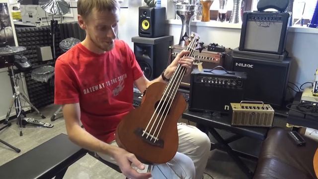 Самая маленькая в мире бас гитрара Mauloa UKUBASS гавайская гитара смотреть онлайн