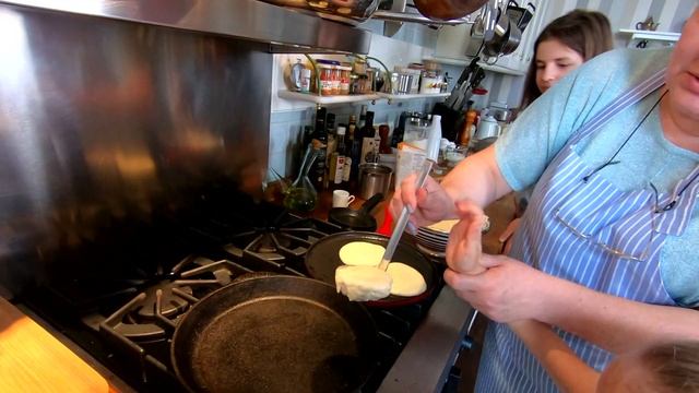 Самые вкусные ПАНКЕЙКИ С СОЛЕНОЙ КАРАМЕЛЬЮ. Готовим с детьми. Рецепт Саввы Либкина смотреть онлайн