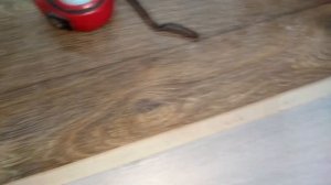 Установка универсального порожка. Как закрыть стык плитки и линолеума / ламината?