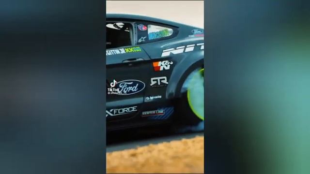 Дрифт на Lexus lfa and Ford mustung смотреть онлайн