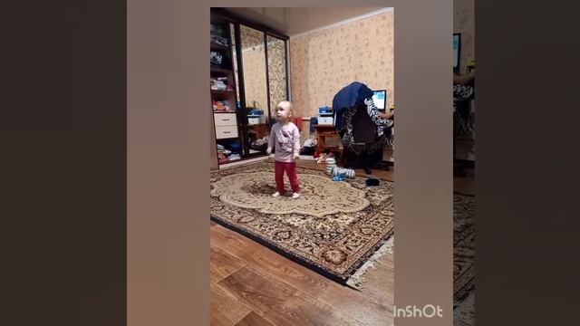 Дочка учится танцевать шафл)) смотреть онлайн