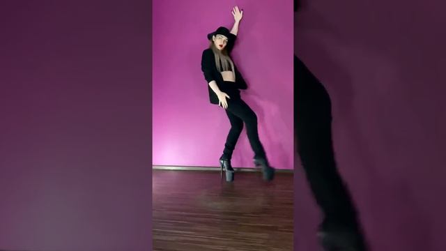 Стрип пластика, танец в костюме, танец смотреть онлайн