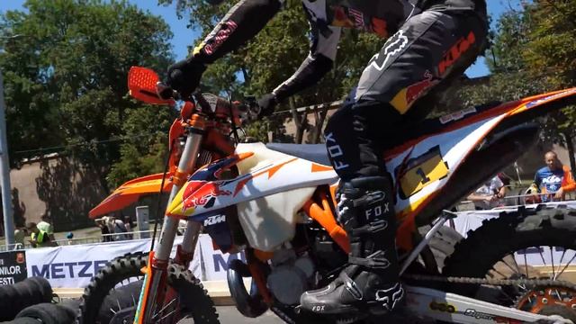 Red Bull Romaniacs 2022 | Prolog in the City ? Crash & Show смотреть онлайн