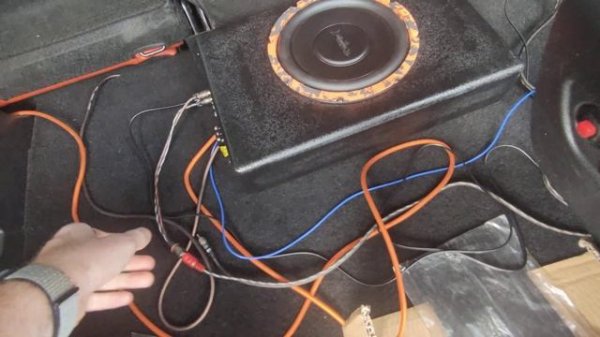 установка активного сабвуфера DL Audio Barracuda 8A Underseat в vesta