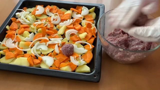 Потрясающе Вкусное горячее Блюдо! Ужин для всей семьи: Картошка с фрикадельками в духовке под сыром смотреть онлайн