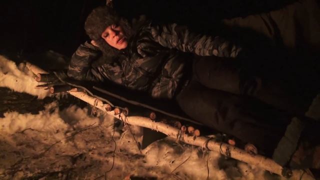 Одиночная ночёвка в лесу зимой / Жуткая ночь! Костёр подвёл смотреть онлайн