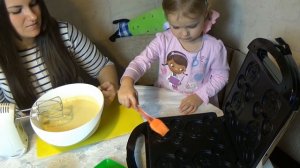 Готовим вафли Микки Маус в вафельнице раскрашиваем съедобными красками make wafe