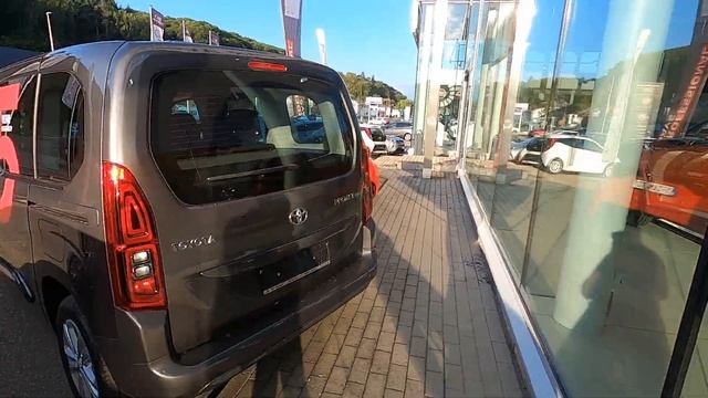 丰田4S实拍 | 看看欧洲Toyota在卖哪些乘用车和轻型商用车车型，欧洲市场竞争太激烈，汽车界老大哥到了欧洲也得拼 смотреть онлайн