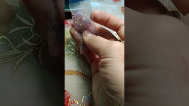 показываю бисер который просто так лежит