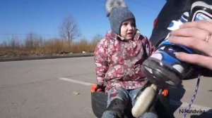 Как научиться кататься на роликах // Учимся одевать ролики // Дети на роликах