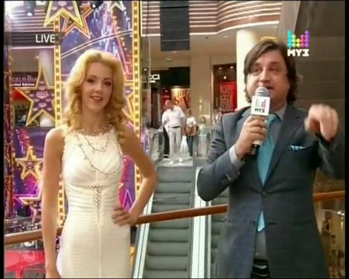 Юлиана Караулова в роли ведущей на Партийной зоне смотреть онлайн