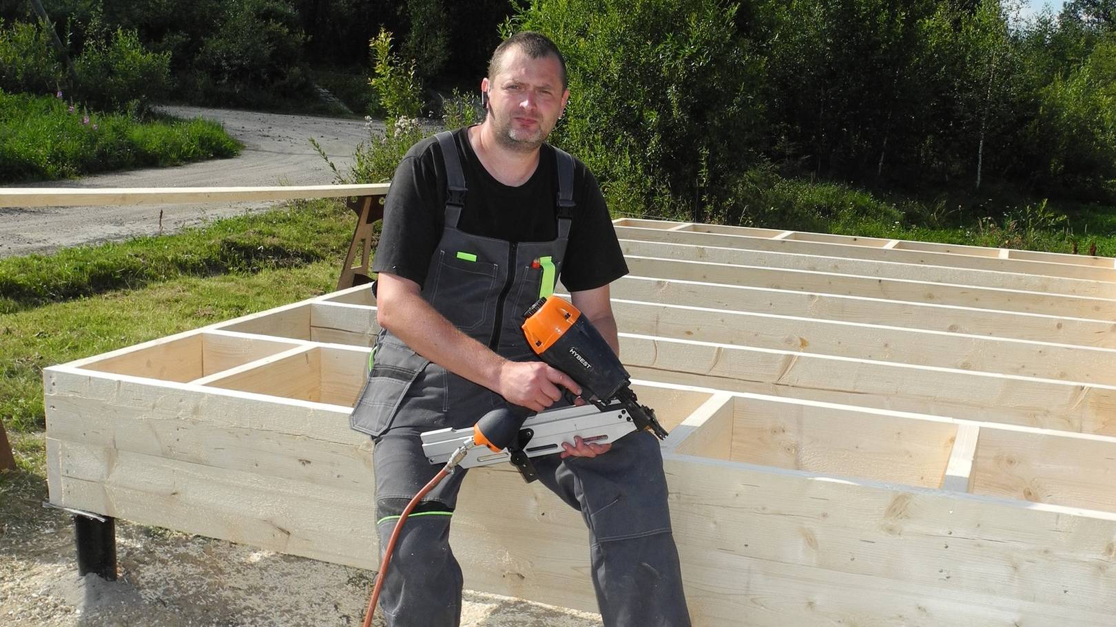 Мастерская с навесом под две машины. Обвязка. Лаги. День 1. смотреть онлайн