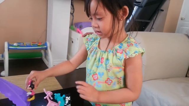 Ysha- playing with minnie mouse playhouse смотреть онлайн