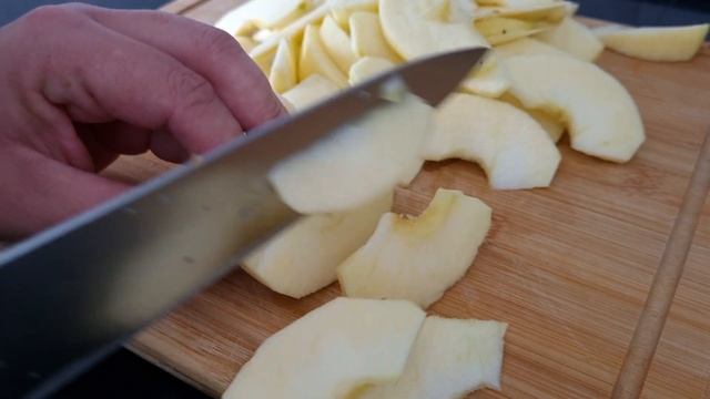 There are apples and flour at home, then cook delicious apple pies # Apfelkuchen смотреть онлайн