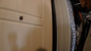 Почему щелкает дверь