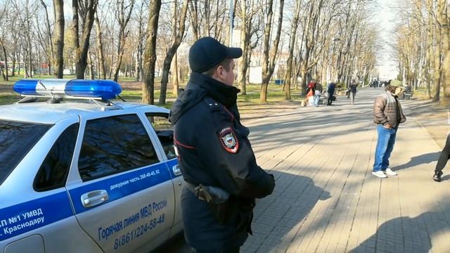 У ППС Краснодара долго стоять не может автомобиль на проблесковых маяках.