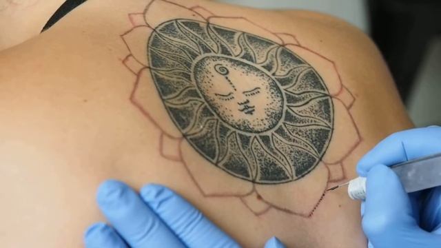 Начало сеанса по доработке имеющийся татуировки. смотреть онлайн