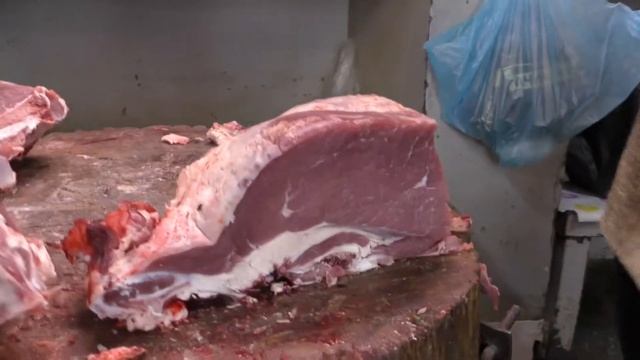 Мясники в деле. Как рубят в Российских рынках туши. Говядина, свинина. смотреть онлайн