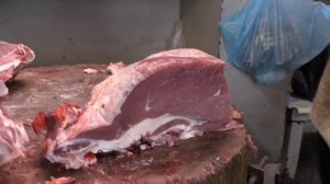 Мясники в деле. Как рубят в Российских рынках туши. Говядина, свинина.
