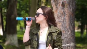 ДЕВЧУХА НЕ ПЛОХО ПОЁТ