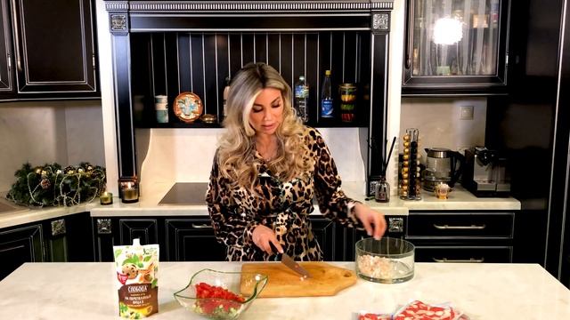 Крабовый салат без риса. Наши домашние рецепты с Кристиной Ускиряевой смотреть онлайн