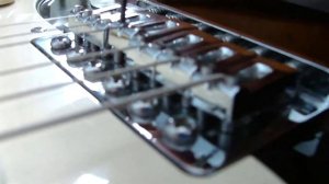 как настроить высоту струн на электрогитаре типа stratocaster