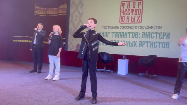 SHAMAN слушает "ВСТАНЕМ" в Музее Победы смотреть онлайн