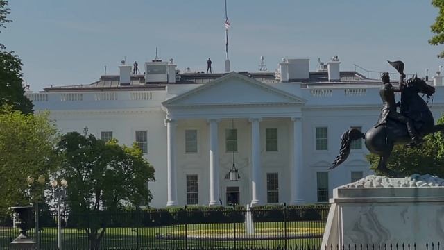 Racing the Vice President's motorcade on an electric bike & Are the White House windows boarded up? смотреть онлайн