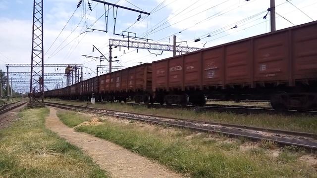 Поездной электровоз ВЛ80т-1818 и хвостовой толкач ВЛ80т-1390 с грузовым поездом смотреть онлайн