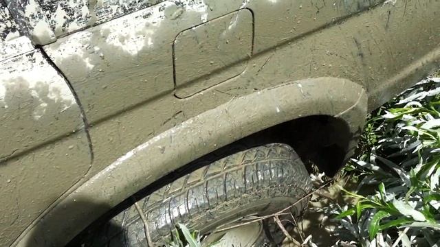 Montero Sport застрял в грязи на бездорожье. Часть 3 смотреть онлайн