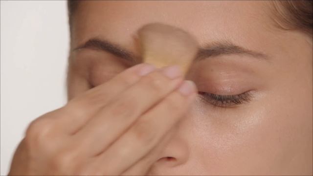 Highlight how-to with Clé de Peau Beauté luminizing face enhancer | Makeup How-To's смотреть онлайн
