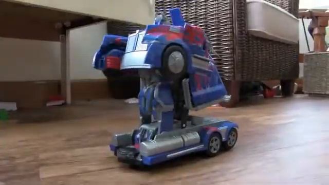 Трансформер Оптимус Прайм / Optimus Prime 920012А смотреть онлайн