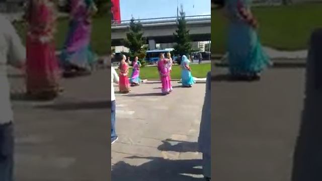 Русские кришнаиты весело поют. Дружно Кришну славят. смотреть онлайн