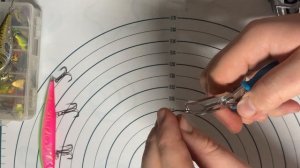 Как раздвинуть заводное кольцо, замена крючков на воблере. Инструмент для разводных колец.
