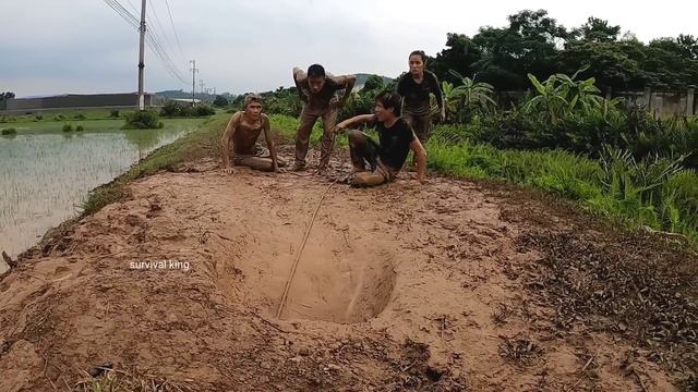 7 Hunters Save A Young Man Who Was Attacked By A Giant Crocodile Weighing 100kg | survival king смотреть онлайн