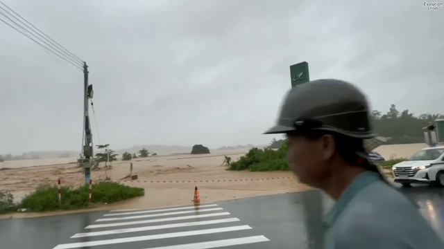 Dam discharge, China river overflow! Typhoon Sanba causes major flooding in Guagdong смотреть онлайн