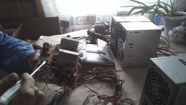 Разбор компьютерного блока питания. Что можно извлечь. смотреть онлайн
