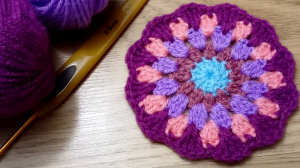 Яркая ПОДСТАВКА под кружку крючком. Вяжем красивую и плотную Подставку под горячее из 5 рядов!