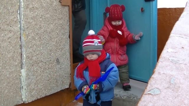 ВЛОГ Идем в детский садик Идем домой - играем в снежки смотреть онлайн