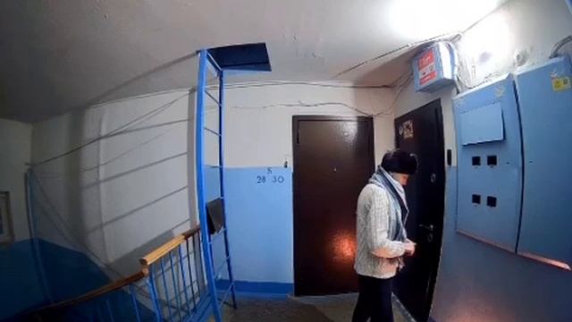 Бизнесвумен разводит костры и стучит молотком на лестничной площадке смотреть онлайн